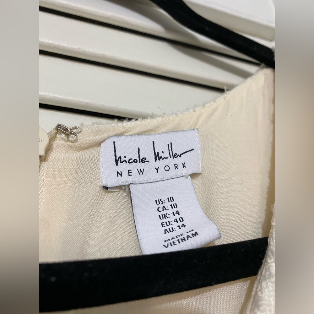 ⭐️ Host Pick ⭐️ Size 10 Nicole Miller New York Off-White Boucle V-Neck Dress - Picture 3 of 3